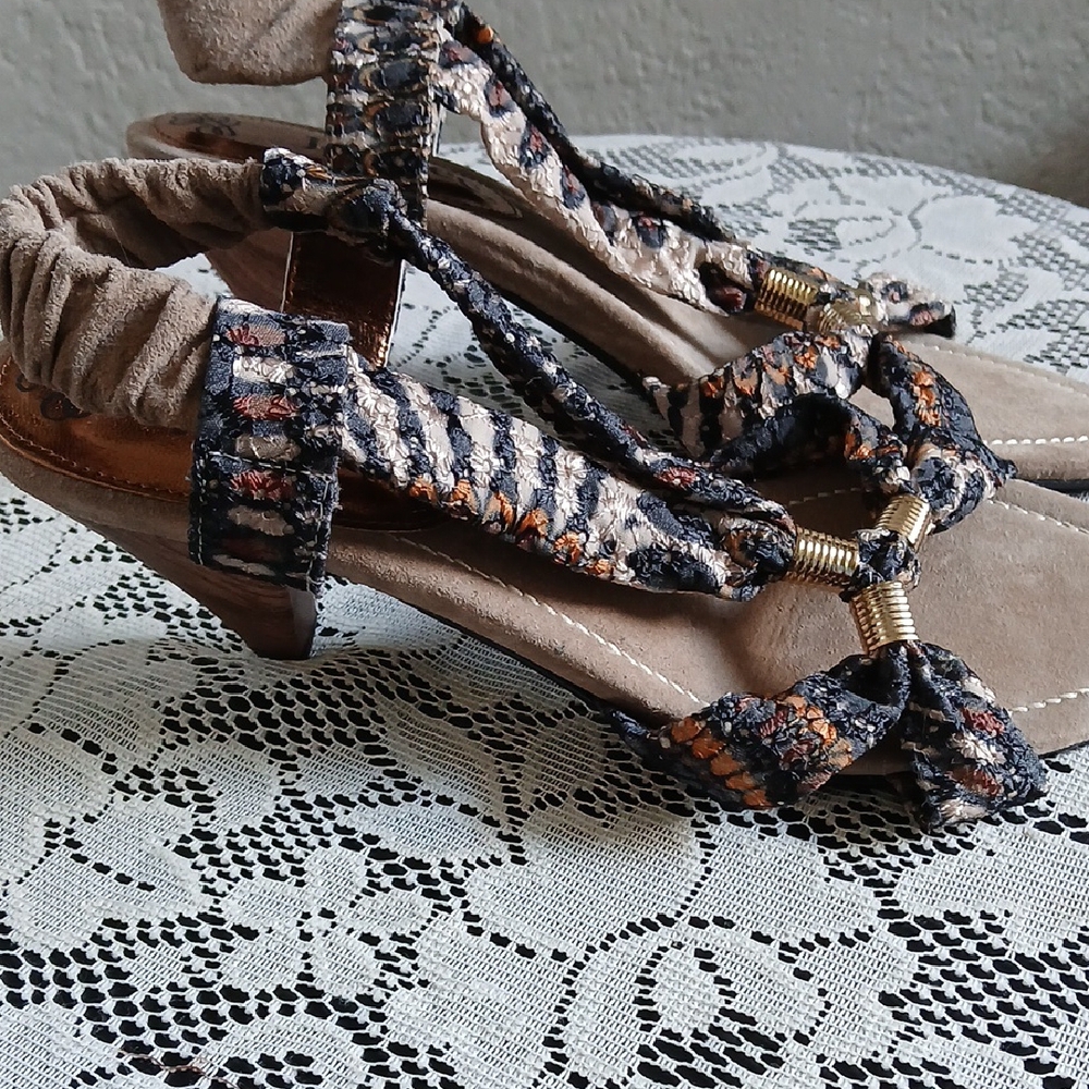 J.Renee Cream and Black Sandals with Elegant Design - Picture 3 of 7